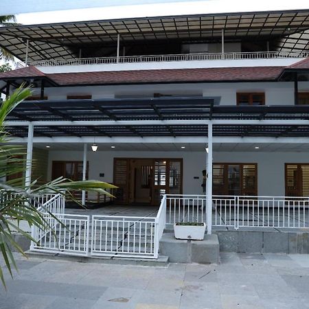 Quilon Lake Inn โกลลัม ภายนอก รูปภาพ