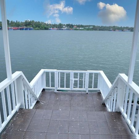 Quilon Lake Inn โกลลัม ภายนอก รูปภาพ